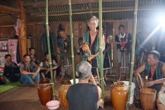 Thầy cúng cầu khấn mong thần linh phù hộ cho người được mừng thọ có sức khỏe, sống lâu cùng con cháu. (Ảnh: Hoài Thu/TTXVN)