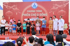 Lì xì cho bệnh nhi tại Phiên chợ 0 đồng do Bệnh viện Nhi đồng 1 tổ chức. (Ảnh: Đinh Hằng/TTXVN)
