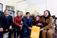 Phó Chủ tịch nước Võ Thị Ánh Xuân thăm, tặng quà cho Mẹ Việt Nam Anh hùng Đoàn Thị Diệp, tổ 10, phường Quyết Thắng, thành phố Sơn La. (Ảnh: Quang Quyết/TTXVN)