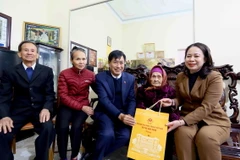 Phó Chủ tịch nước Võ Thị Ánh Xuân thăm, tặng quà cho Mẹ Việt Nam Anh hùng Đoàn Thị Diệp, tổ 10, phường Quyết Thắng, thành phố Sơn La. (Ảnh: Quang Quyết/TTXVN)