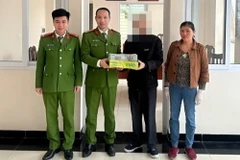 Công an xã Tam Đồng, huyện Mê Linh, Hà Nội, cùng người nhặt được tổ chức trao trả số tiền 1,2 tỷ đồng cho người đánh mất. (Ảnh: TTXVN phát)