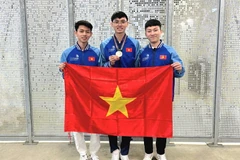 Từ trái qua: Trương Thế Diệu (chuyên gia đào tạo nghề Phay CNC), Phạm Thành Đạt (thí sinh giành huy chương đồng) và Lê Văn Thịnh (quan sát viên) sau lễ trao giải, sáng 16/9. (Nguồn: Bộ Lao đồng-Thương binh và Xã hội)