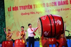 Ông Đỗ Xuân Điệp, Phó Bí thư Thường trực UBND thị xã Quảng Yên gióng trống khai hội. (Ảnh: Đức Hiếu/TTXVN)