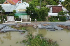 Đồng Tháp: Sạt lở chia cắt đường huyện Rau Cần-Xã Khánh 