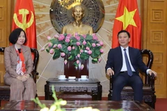 Tổng Giám đốc TTXVN Vũ Việt Trang và ông Đỗ Trọng Hưng, Ủy viên Trung ương Đảng, Bí thư Tỉnh ủy Thanh Hóa. (Ảnh: Nguyễn Nam/TTXVN)