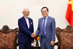 Phó Thủ tướng Trần Lưu Quang và ông Yohei Sasakawa, Chủ tịch Quỹ Nippon của Nhật Bản, Chủ tịch danh dự Quỹ Hòa bình Sasakawa. (Ảnh: Doãn Tấn/TTXVN)
