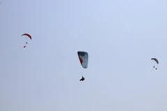 Các vận động viên tham gia thi đấu 2 hạng mục là hạ cánh chính xác và dù lượn đường trường XC tại Giải Dù lượn “Khám phá đại ngàn-Sa Thầy 2024.” (Ảnh: Cao NguyênTTXVN)