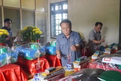 Ông Hà Sỹ Đồng - Phó Chủ tịch Thường trực UBND tỉnh Quảng Trị dâng hương lên các anh hùng liệt sĩ vừa được tìm thấy. (Nguồn: báo Lao động)