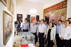 Bà Trương Thị Mai cùng đoàn công tác thăm Khu di tích Đồi A1. (Ảnh: Trung Kiên/TTXVN)