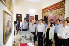 Bà Trương Thị Mai cùng đoàn công tác thăm Khu di tích Đồi A1. (Ảnh: Trung Kiên/TTXVN)