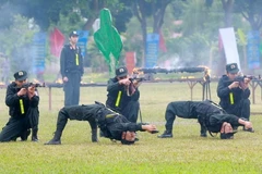 Cán bộ, chiến sỹ Cảnh sát Cơ động trình diễn bắn súng tại Lễ kỷ niệm 5 năm ngày thành lập Bộ Tư lệnh Cảnh sát Cơ động năm 2014. *Ảnh: Doãn Tấn/TTXVN)