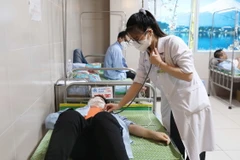 Các bệnh nhân nghi ngộ độc thực phẩm đang được theo dõi, điều trị tại Khoa Truyền nhiễm tại Bệnh viện Đa khoa tỉnh Thái Bình, sau khi ăn cỗ cưới ngày 6/5 vừa qua. (Ảnh: Thế Duyệt/TTXVN )