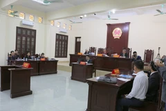 Hội đồng xét xử vụ án cựu Trưởng Công an quận Đồ Sơn và đồng phạm. (Ảnh: Minh Thu/TTXVN)