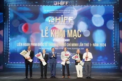 Lãnh đạo Thành phố Hồ Chí Minh trao hoa tri ân các chuyên gia tại Liên hoan phim. (Ảnh: Thu Hương/TTXVN)