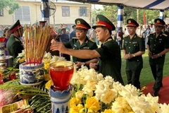Lễ Viếng hương tưởng nhớ anh linh các Liệt sỹ. (Ảnh: Lê Phước Ngọc/TTXVN)