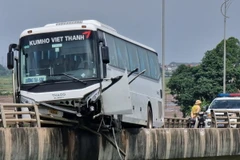 Đầu xe bị hư hỏng nặng sau khi đâm hỏng 1 phần lan can cầu Bình Than, thuộc thị xã Quế Võ, tỉnh Bắc Ninh. (Ảnh: TTXVN phát)