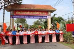 Cắt băng khánh thành công trình “Đường cờ Tổ quốc.” (Ảnh: Chanh Đa/TTXVN)