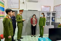 Bà Nguyễn Thị Huế (áo đỏ), Giám đốc Công ty Y tế Đức Giang, tại cơ quan Công an. (Nguồn: Công an tỉnh Bắc Giang)