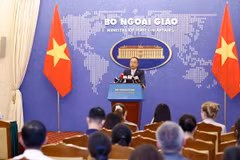 Phó Phát ngôn Bộ Ngoại giao Đoàn Khắc Việt trả lời những vấn đề được báo chí trong nước và quốc tế quan tâm. (Ảnh: Doãn Tấn/TTXVN)