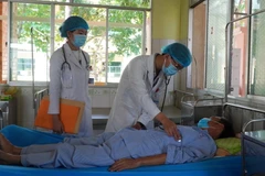 Bác sỹ thăm khám cho bệnh nhân đang điều trị lao. (Ảnh: Nhựt An/TTXVN)