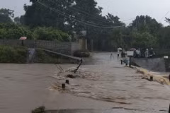 Nước lũ dâng cao tại ngầm tràn Vĩnh Tiến, xã Vĩnh Tiến, huyện Kim Bôi, tỉnh Hòa Bình, gây nguy hiểm cho người dân tham gia giao thông. (Ảnh: TTXVN phát)