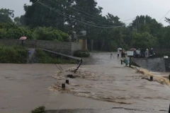 Nước lũ dâng cao tại ngầm tràn Vĩnh Tiến, xã Vĩnh Tiến, huyện Kim Bôi, tỉnh Hòa Bình, gây nguy hiểm cho người dân tham gia giao thông. (Ảnh: TTXVN phát)