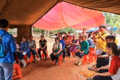 Trong những ngày tới, những người bị mất nhà cửa thôn Làng Nủ sẽ được chuyển đến nơi ở tạm mới với 25 căn nhà. (Ảnh: Hoàng Hiếu/TTXVN)
