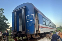 Hiện trường tàu SE 2 bị trật bánh khỏi đường ray tại km 720+950 ở huyện Phú Lộc, tỉnh Thừa Thiên-Huế. (Ảnh: TTXVN phát)