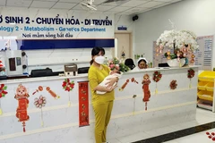 Mẹ và bệnh nhi trong ngày xuất viện. (Ảnh: Đinh Hằng/TTXVN)