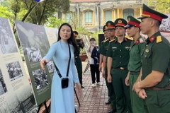 Các đại biểu tham quan triển lãm. (Ảnh: Minh Ngọc/TTXVN phát)