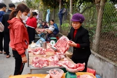 Một số điểm chợ nhỏ bắt đầu bán hàng. (Ảnh: Minh Quyết/TTXVN)