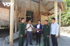 Thiếu tá Dương Văn Lương (bên trái ảnh) trao đổi công việc với lãnh đạo UBND xã và đảng viên Chi bộ thôn Dục Nhầy 1, xã Đăk Dục, huyện Ngọc Hồi, tỉnh Kon Tum. (nguồn: VOV)