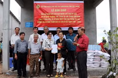 Lãnh đạo xã An Thạnh Nam, huyện Cù Lao Dung trao Quyết định tặng nhà Đại đoàn kết cho hộ ông Đặng Văn Dện. (Ảnh: Trung Hiếu/TTXVN)