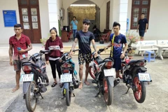 Bốn đối tượng giả danh cảnh sát hình sự đang bị Công an huyện Bến Lức tạm giữ. (Nguồn: Báo Công an Nhân dân)