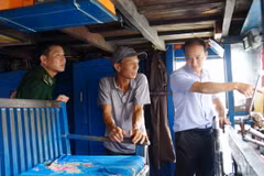 Lực lượng Bộ đội Biên phòng tỉnh và Công an tỉnh Bà Rịa-Vũng Tàu làm việc với đối tượng N.B. (Nguồn: TTXVN phát)