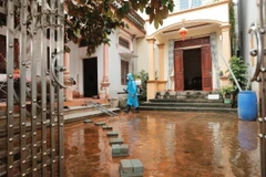 Nhân viên y tế phun khử khuẩn tại xóm Bến Vôi, xã Cấn Hữu, huyện Quốc Oai, thành phố Hà Nội sau khi nước rút. (Ảnh: Minh Quyết/TTXVN)