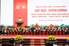 Đại tướng Lương Cường tặng hoa chúc mừng các nghệ sĩ vừa được Nhà nước phong tặng danh hiệu “Nghệ sỹ Nhân dân,” “Nghệ sỹ Ưu tú” lần thứ 10. (Ảnh: Hồng Pha/TTXVN phát)