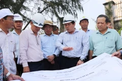 Phó Chủ tịch UBND tỉnh Quảng Ngãi Trần Phước Hiền chỉ đạo gỡ vướng mặt bằng dự án Dự án đường giao thông trục chính nối trung tâm phía Bắc và phía Nam đô thị Vạn Tường. (Ảnh: Phạm Cường/TTXVN)