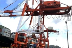 Bốc dỡ hàng hóa tại cảng Quy Nhơn, tỉnh Bình Định. (Ảnh: Nguyên Linh/TTXVN)