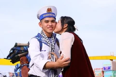 Đoàn công tác Vùng 2 Hải quân đi thăm, chúc Tết cán bộ chiến sỹ Nhà giàn DK1 