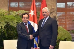 Phó Thủ tướng Trần Lưu Quang hội kiến ông Miguel Diaz-Canel, Bí thư thứ nhất Ban Chấp hành Trung ương Đảng cộng sản Cuba, Chủ tịch nước Cuba, chiều 15/4, tại Cung Cách mạng ở Thủ đô La Habana. (Ảnh: VGP/TTXVN phát)