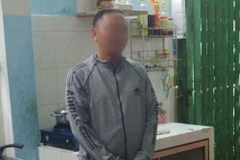 Bị can Quyền nghe đọc lệnh bắt tạm giam. (Ảnh: TTXVN phát)