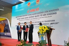 Lãnh đạo Bộ Giao thông Vận tải trao Quyết định Cảng Hàng không quốc tế cho đại diện Cảng hàng không Liên Khương. (Ảnh: Nguyễn Dũng/TTXVN)