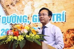 Ông Hoàng Xuân Tân, Phó Chủ tịch Ủy ban Nhân dân tỉnh Quảng Bình phát biểu tại hội nghị. (Ảnh: Võ Dung/TTXVN)