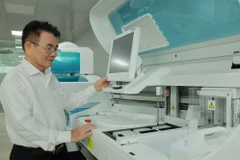 Bác sỹ Đào Cảnh Tuất kiểm tra hệ thống máy móc, trang thiết bị trước khi đưa vào vận hành Bệnh viện Vạn Phúc City. (Ảnh: Đinh Hằng/TTXVN)