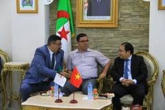 Tham tán thương mại Hoàng Đức Nhuận (bên phải) trao đổi với chủ tịch Phòng Thương mại và Công nghiệp tỉnh Boumedes Charef Rabah. (Ảnh: Trung Khánh/Vietnam+)