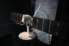 Mô hình tàu vũ trụ Europa Clipper tại phòng thí nghiệm của NASA ở California, Mỹ ngày 11/4/2023. (Ảnh: AFP/TTXVN)
