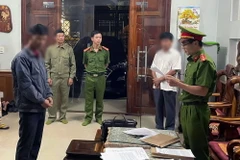 Cơ quan chức năng công bố các quyết định tố tụng đối với Đặng Bá Hiệp và Bùi Văn Quỳnh. (Ảnh: TTXVN phát)