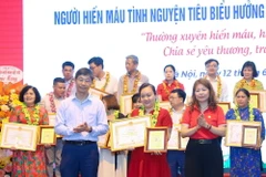 Các cá nhân hiến máu tình nguyện nhiều lần tiêu biểu được tôn vinh. (Ảnh: Thanh Tùng/TTXVN)