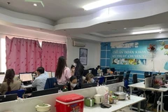 Khu vực tầng 6 tòa nhà có 01 phòng không biển hiệu, có dán dòng chữ “Không phận sự miễn vào,” bên trong các nhân viên đang thực hiện tư vấn, quảng cáo các dịch vụ khám bệnh, chữa bệnh cho dân trên các trang mạng xã hội. (Nguồn: Sở Y tế TP Hồ Chí Minh)